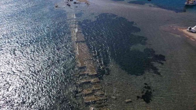 Sular çekildi adaya giden kral yolu ortaya çıktı