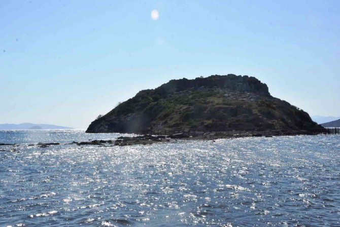 Sular çekildi adaya giden kral yolu ortaya çıktı