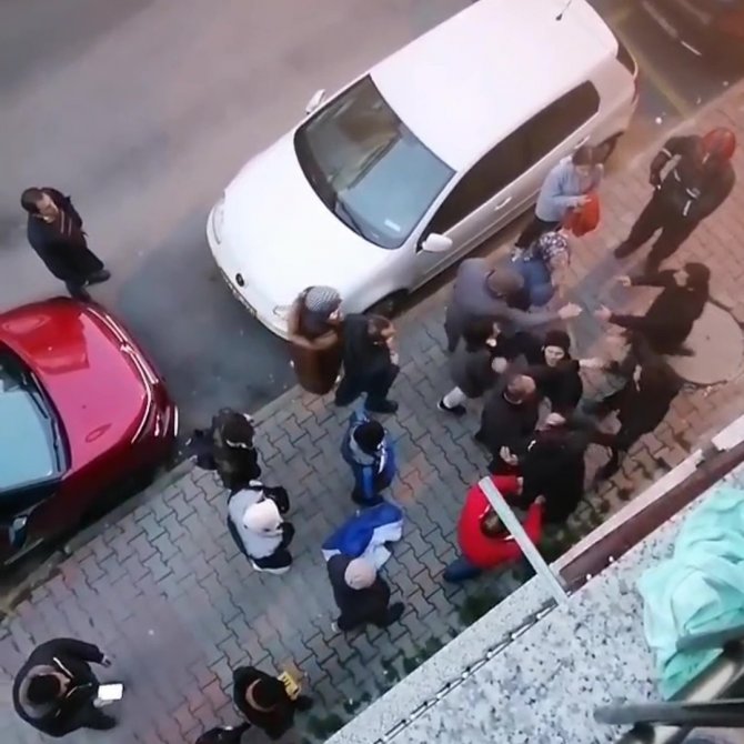 Taciz şüphelisini dövüp polise teslim ettiler