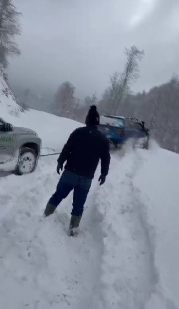 Yolda kalanları Off-Roadçılar kurtardı