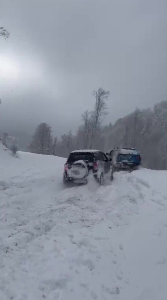 Yolda kalanları Off-Roadçılar kurtardı