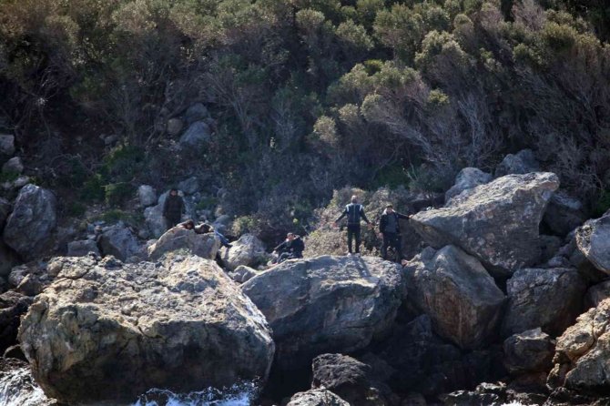 Yunanlıların ölüme ittiği göçmenlerin botu karaya sürüklendi