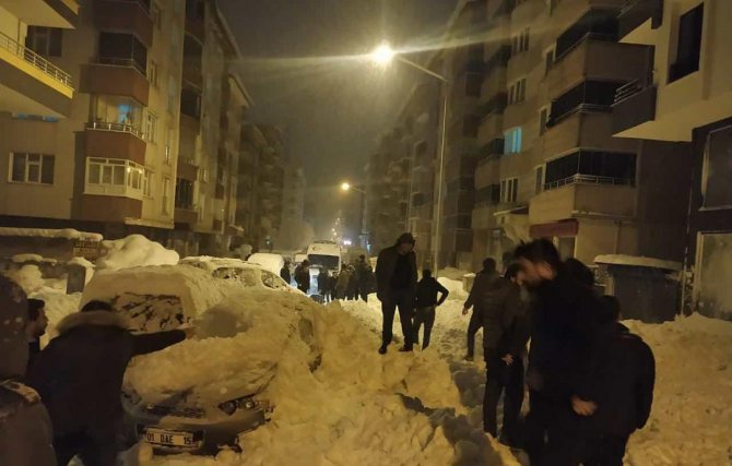 Çatıdan düşen kar kütlesi 3 aracı kullanılamaz hale getirdi