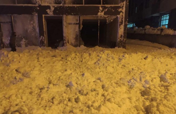 Çatıdan düşen kar kütlesi 3 aracı kullanılamaz hale getirdi