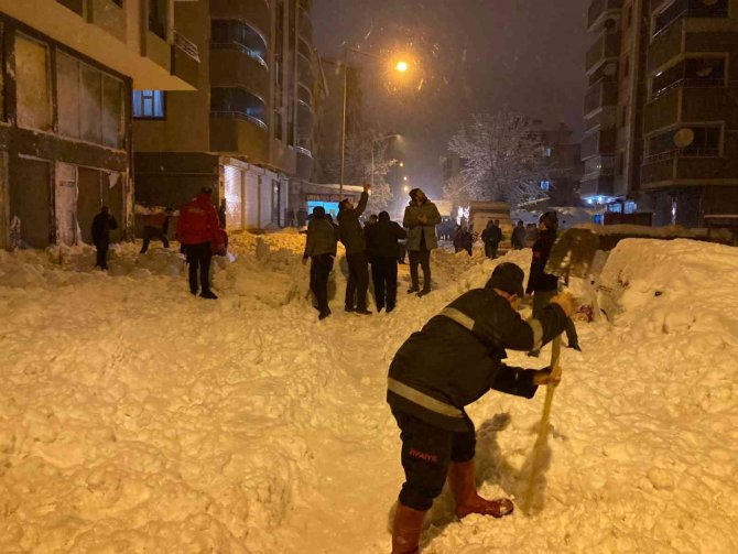Çatıdan düşen kar kütlesi 3 aracı kullanılamaz hale getirdi