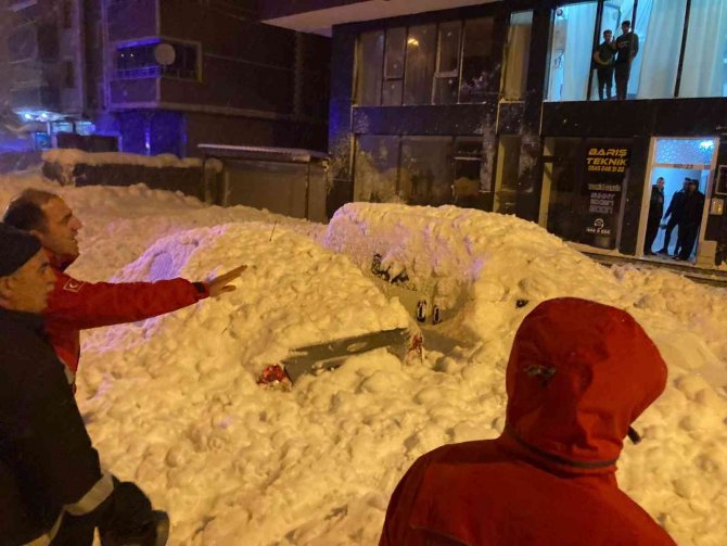 Çatıdan düşen kar kütlesi 3 aracı kullanılamaz hale getirdi