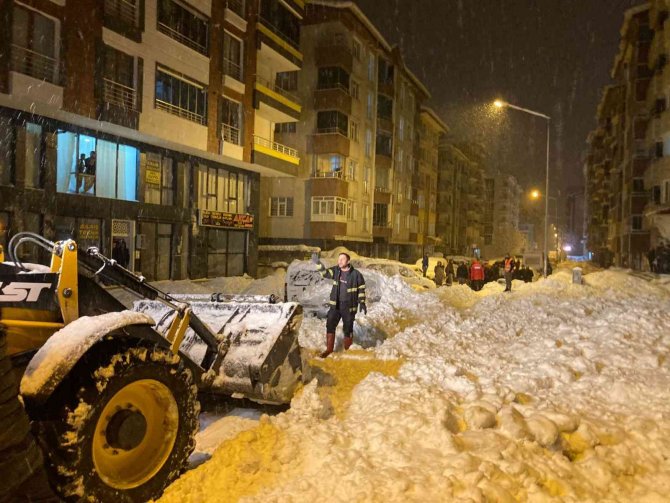 Çatıdan düşen kar kütlesi 3 aracı kullanılamaz hale getirdi