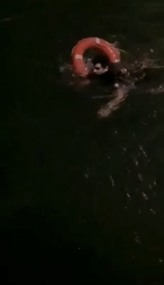 Denize atlayan genci bekçi kurtardı