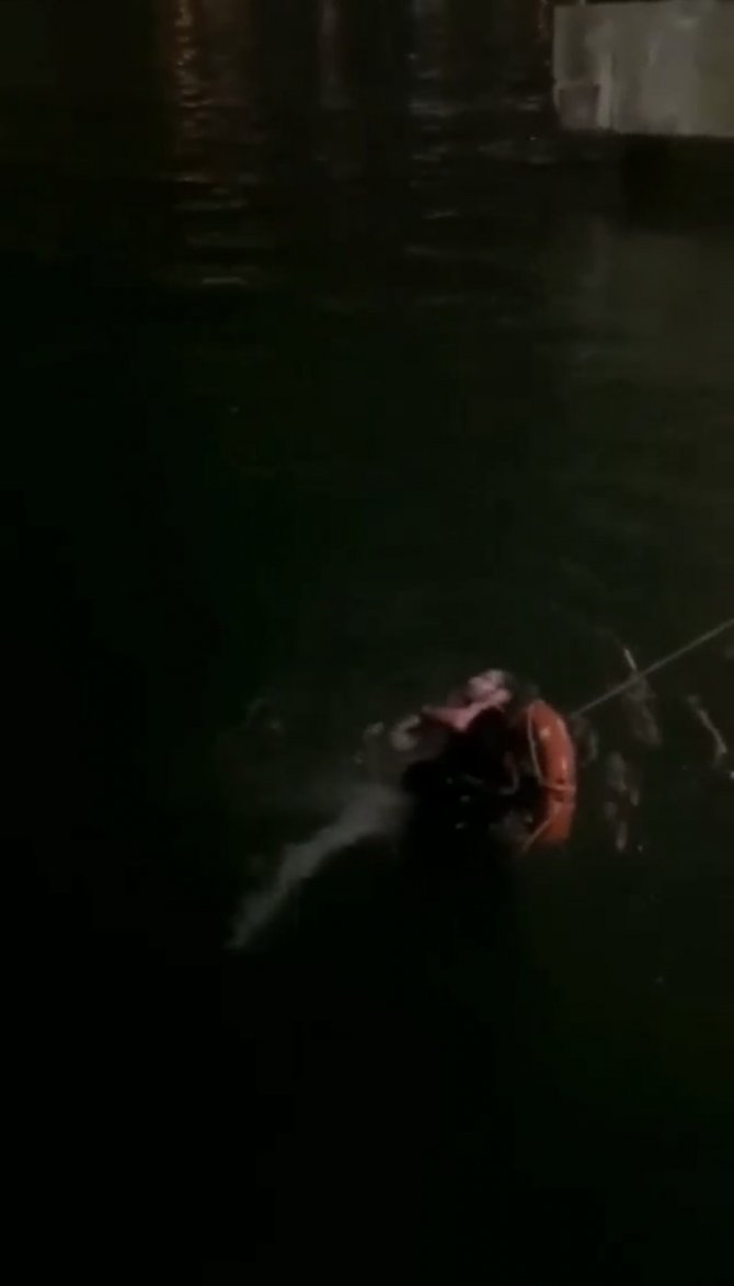 Denize atlayan genci bekçi kurtardı