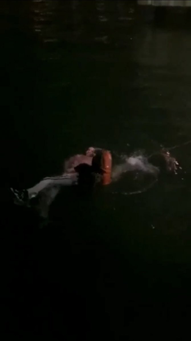 Denize atlayan genci bekçi kurtardı