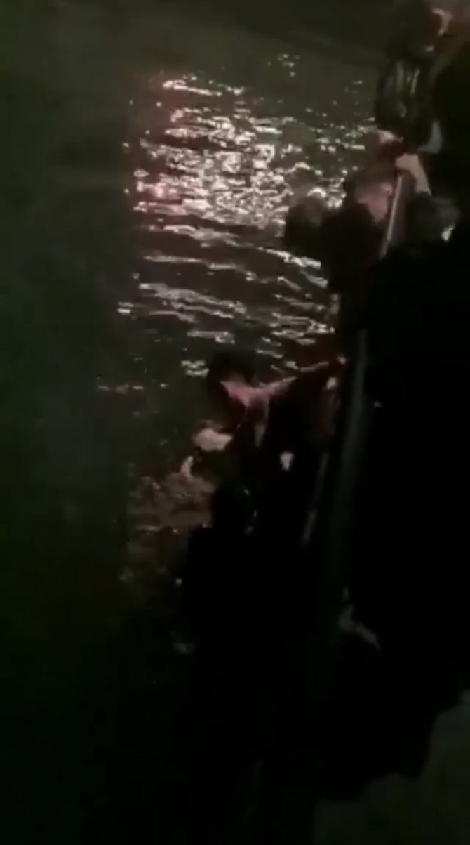 Denize atlayan genci bekçi kurtardı