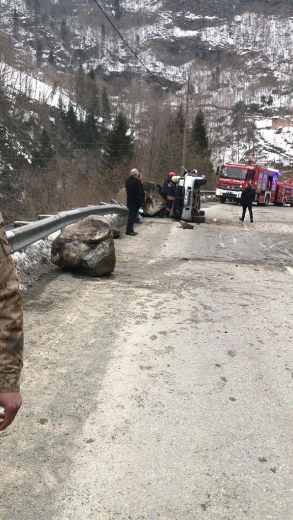 Kaya parçası yoldan geçen aracın üzerine düştü: 4 ölü