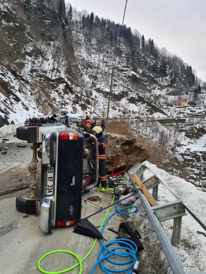 Kaya parçası yoldan geçen aracın üzerine düştü: 4 ölü