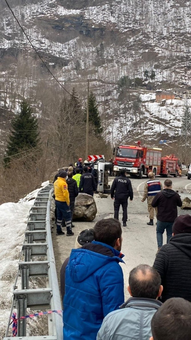 Kaya parçası yoldan geçen aracın üzerine düştü: 4 ölü