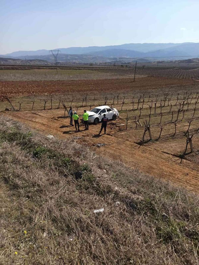 Kontrolden çıkan araç bağa uçtu: 5 yaralı