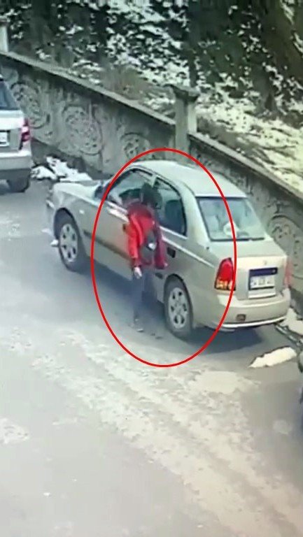 Sokaktaki otomobilleri çizen afacan çocuk, güvenlik kamerasına yakalandı
