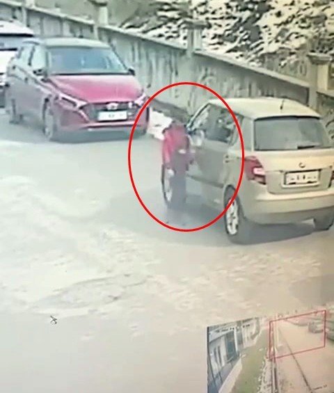 Sokaktaki otomobilleri çizen afacan çocuk, güvenlik kamerasına yakalandı