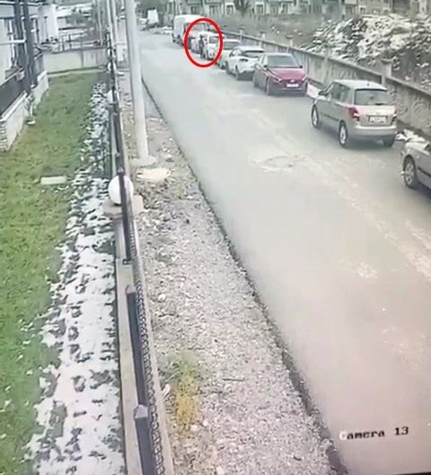 Sokaktaki otomobilleri çizen afacan çocuk, güvenlik kamerasına yakalandı