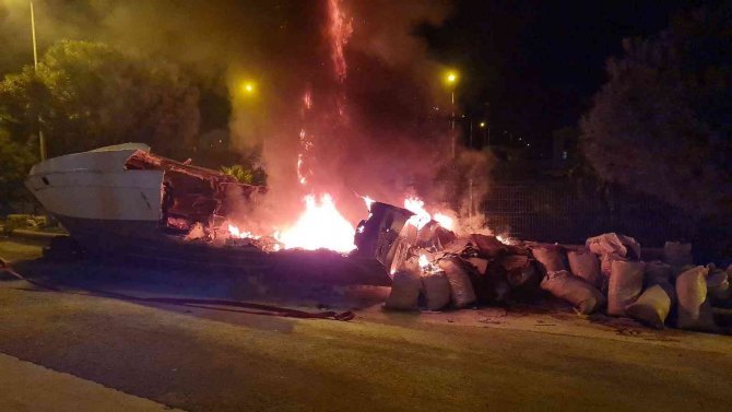 Tekne alev alev yandı