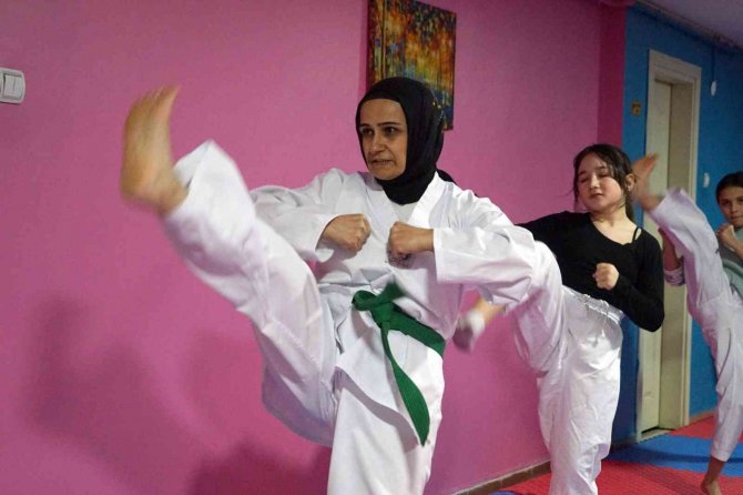 48 yaşında tekvandoya başladı, 2 çocuğuyla antrenman yapıyor