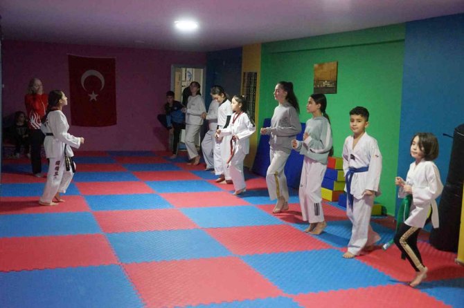 48 yaşında tekvandoya başladı, 2 çocuğuyla antrenman yapıyor