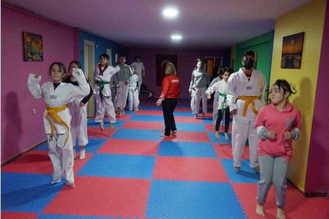 48 yaşında tekvandoya başladı, 2 çocuğuyla antrenman yapıyor