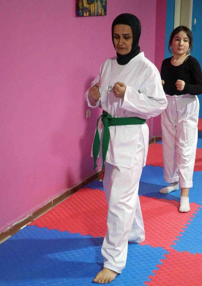 48 yaşında tekvandoya başladı, 2 çocuğuyla antrenman yapıyor