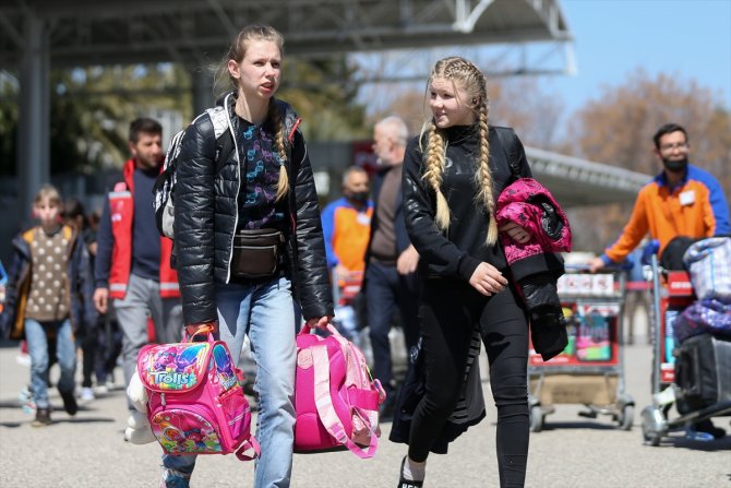 Ukrayna'dan tahliye edilen yetimler Antalya'da güvende hissediyor