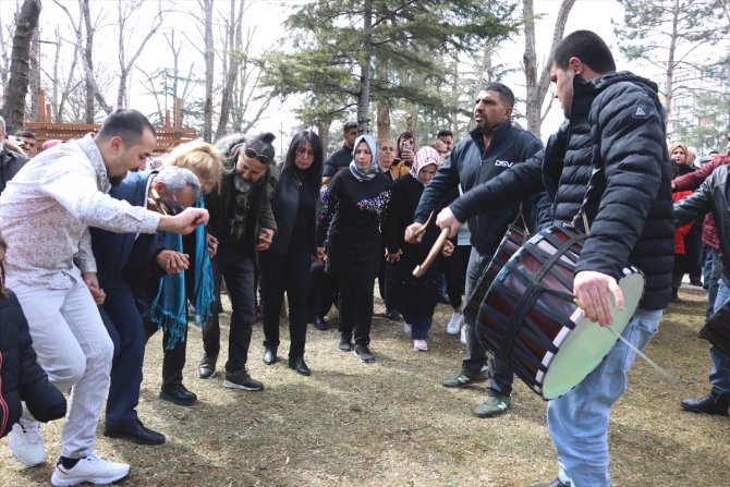 Mahalleliler baharın gelişini halaylarla kutladı