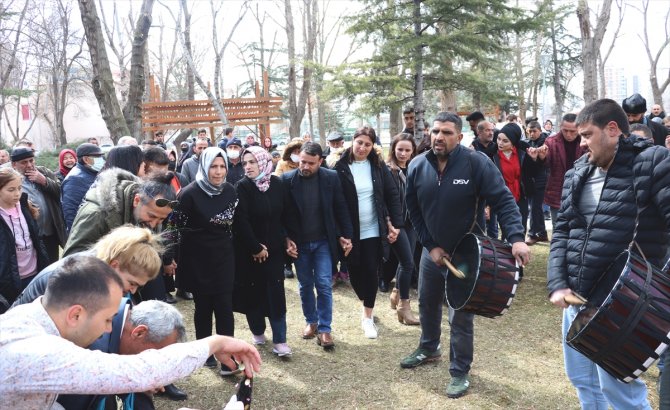 Mahalleliler baharın gelişini halaylarla kutladı