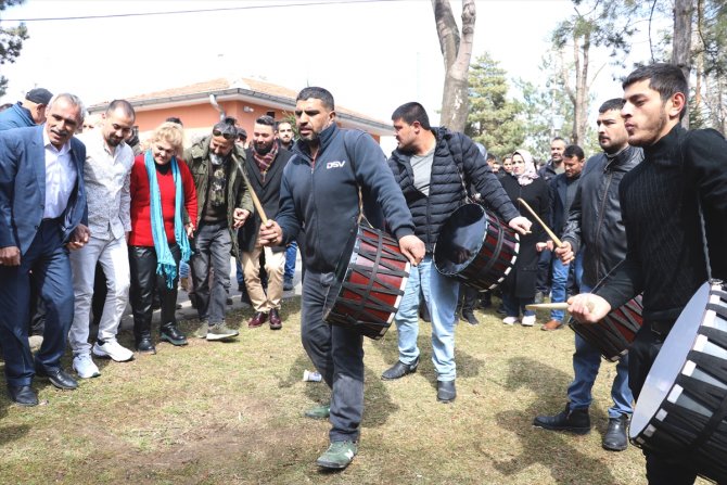 Mahalleliler baharın gelişini halaylarla kutladı
