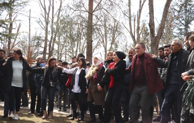 Mahalleliler baharın gelişini halaylarla kutladı