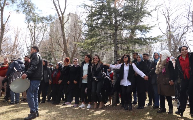 Mahalleliler baharın gelişini halaylarla kutladı