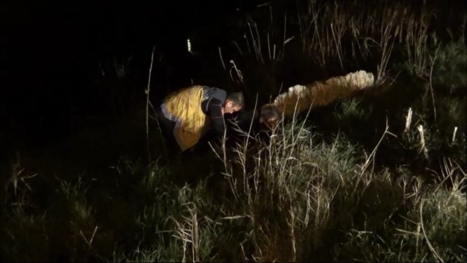 Dereye uçan alkollü sürücü ve arkadaşı güçlükle kurtarıldı