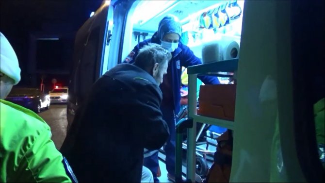 Dereye uçan alkollü sürücü ve arkadaşı güçlükle kurtarıldı