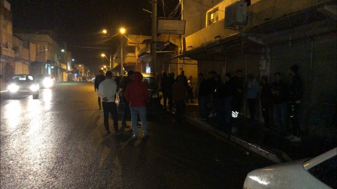 Dükkana dalan sürücü aracını bırakıp gitti