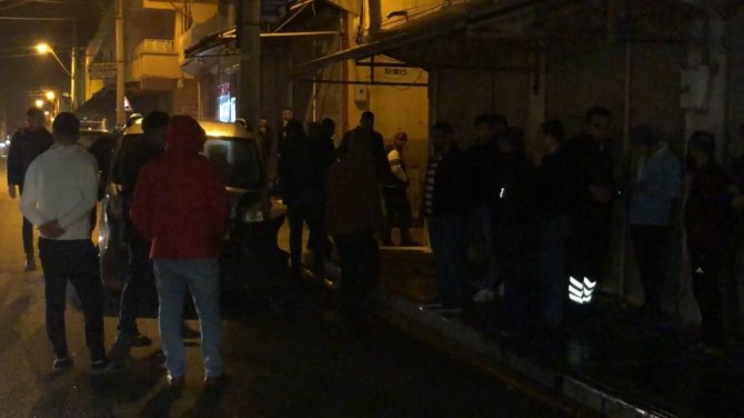 Dükkana dalan sürücü aracını bırakıp gitti