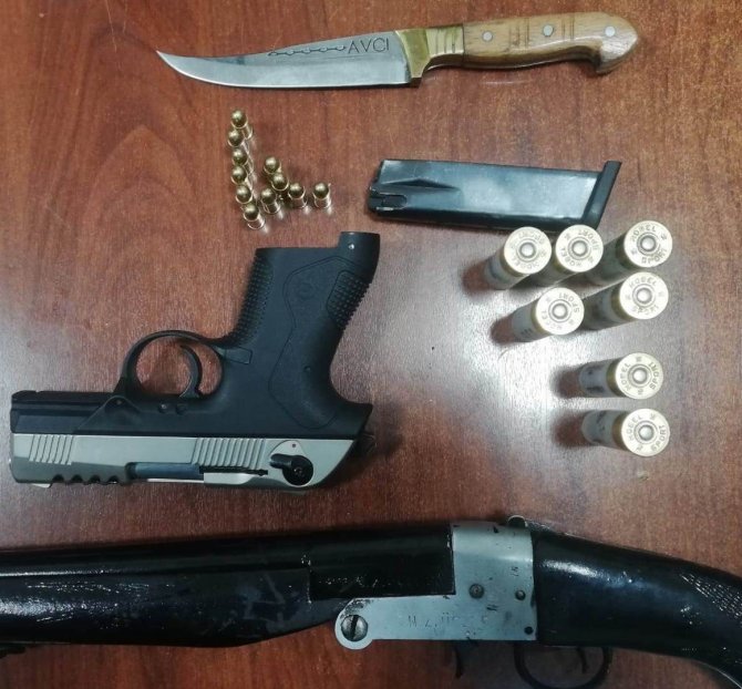 "Dur” ihtarına uymayan araçta silah ele geçirildi