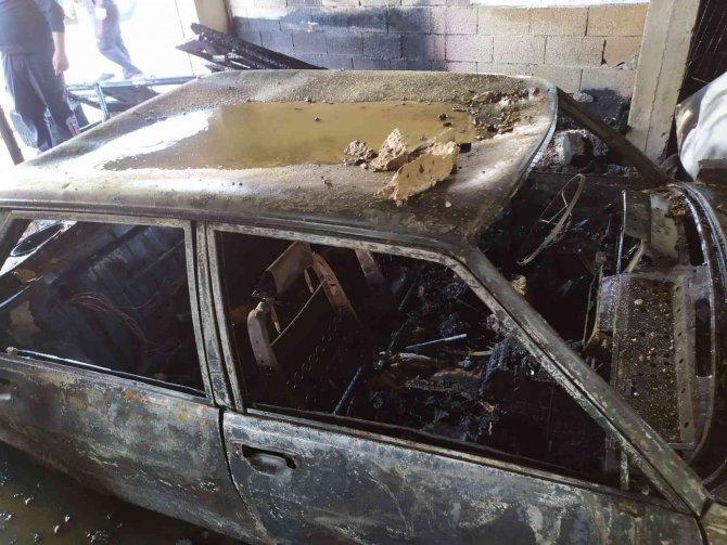 Evin garajında çıkan yangında otomobil alev topuna döndü