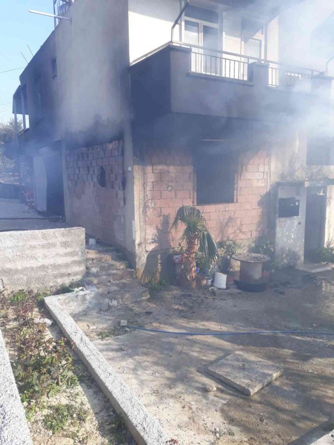 Evin garajında çıkan yangında otomobil alev topuna döndü