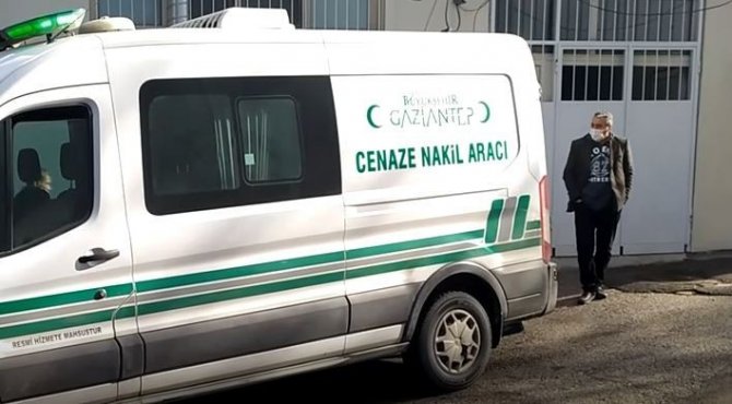 Fırtınada uçan çatının altında kalan işçi yaşam savaşını kaybetti