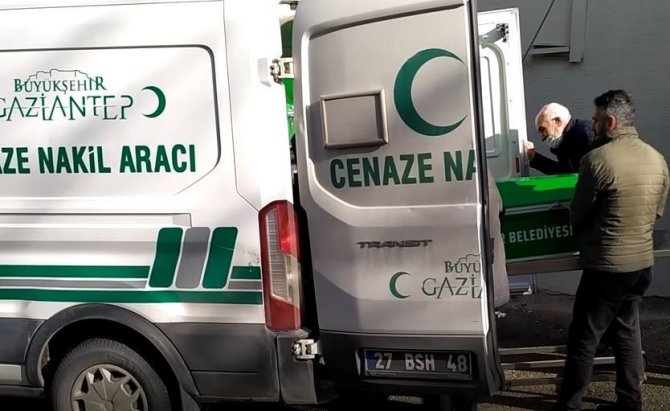 Fırtınada uçan çatının altında kalan işçi yaşam savaşını kaybetti