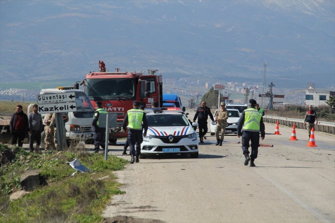 Hatay'da kamyonla hafif ticari aracın çarpıştığı kazada 4 kişi yaralandı