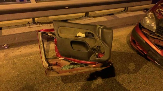 İki araç kafa kafaya çarpıştı: 1 yaralı