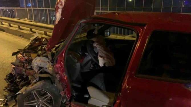 İki araç kafa kafaya çarpıştı: 1 yaralı