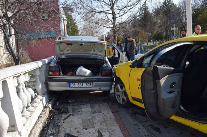 İki otomobilin çarpıştığı kaza ucuz atlatıldı