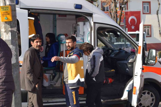 İki otomobilin çarpıştığı kaza ucuz atlatıldı