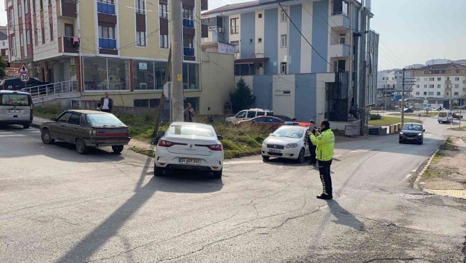 Kontrolden çıkan otomobil direğe girdi, sürücü yara almadan kurtuldu