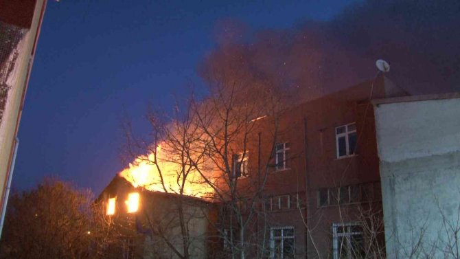 Korkutan ev yangını