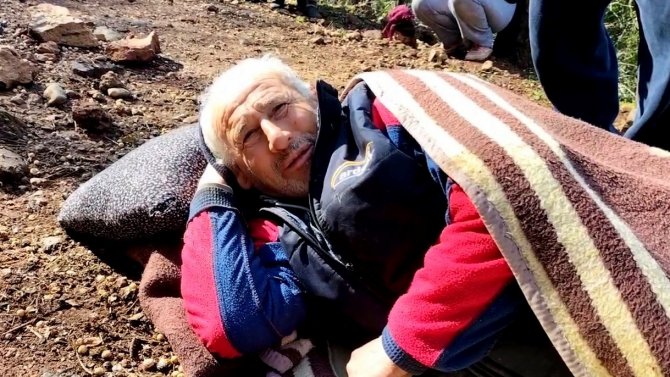 Koyun otlatırken kayalıklardan düştü